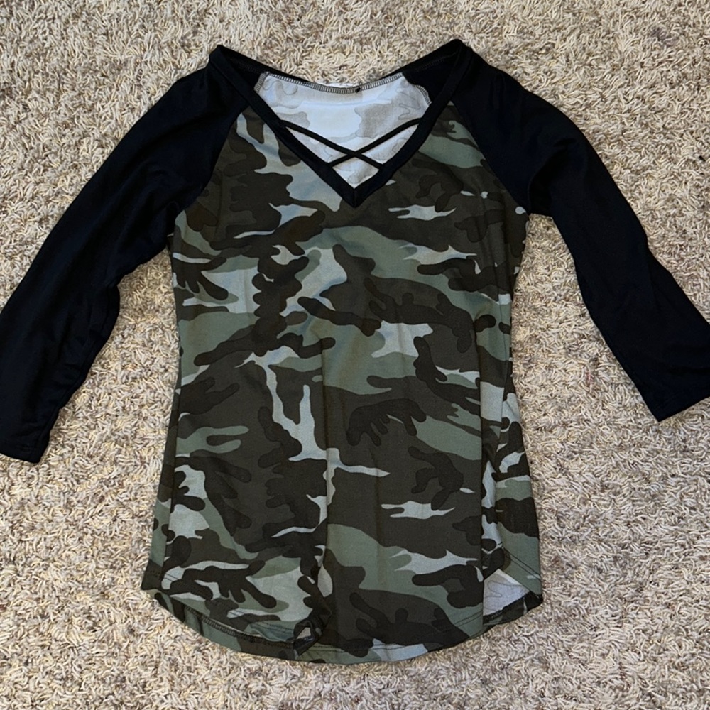 Camouflage elbow length top.